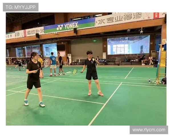 南京羽毛球队与武汉羽毛球队赛后复盘探讨灵活性表现与战术调整